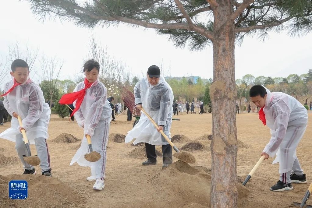 习近平在参加首都义务植树活动时强调 掀起造林绿化热潮 绘出美丽中国的更新画卷